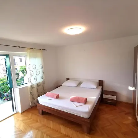 Rudelj * Makarská